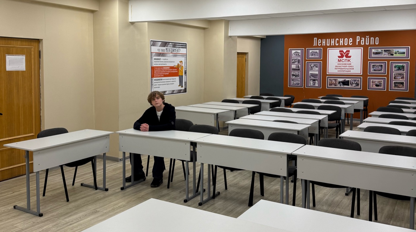 Здание школы ночью